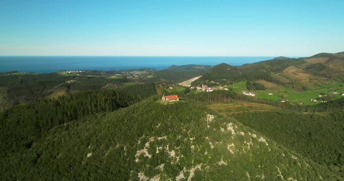 Volando hacia la ermita con el mar de fondo