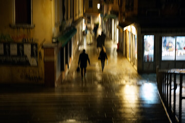 Nächtliche Szenen auf der Strada Nuova in Venedigs Stadtteil Cannaregio