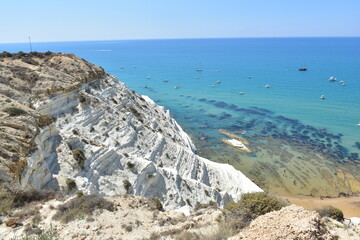 Scala dei turchi,  una falesia di marna bianca che spunta a picco sul mare lungo la costa di Realmonte. Agrigento, Sicilia.