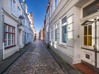Altstadtgasse Lübeck entzerrt sonnig