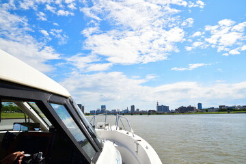 プレジャーボートから新潟市街を望む（新潟県）