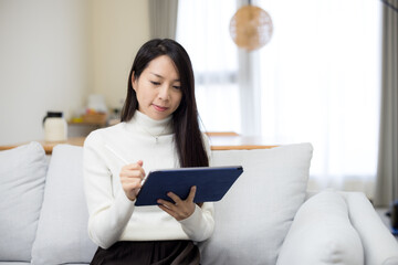 Obraz na płótnie Canvas Woman use tablet computer at home