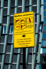 Schild "Waffen verboten" in Hamburg