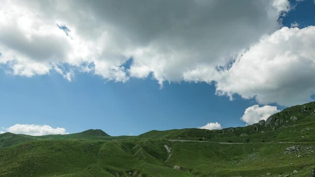 breve timelapse video in hdr che mostra il cambiamento delle nuvole sopra i naturali e verdi pendii di una montagna nell'Italia nord-orientale, di pomeriggio, in estate