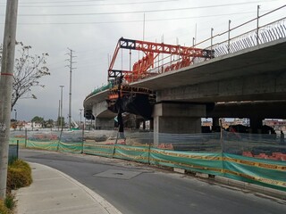 The construction of the 1st vehicular bridge of Av 1ro de Mayo over Av 68 advances, works of the...