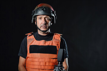 male journalist in a bulletproof vest and helmet - obrazy, fototapety, plakaty