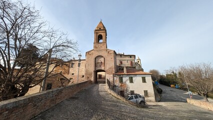 Entrata ad arco nell'antico borgo medievale di Sant'Andrea nelle Marche in Italia