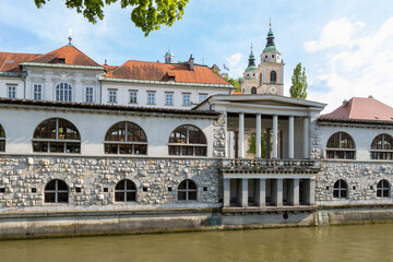 Obraz premium Mesarski most, butcher's bridge, bridge with padlocks spans the promenade Ljubljanica River, with viewa to Ljubljana Central Market and Saint Nicholas's Cathedral and Ljubljana Castle, Slovenia