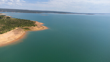 Represa da usina Hidrelétrica e represa da Cemig, na cidade de Três Marias, MG, Brasil e um pouco vila da cemig, da cidade e da prainha