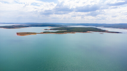 Represa da usina Hidrelétrica e represa da Cemig, na cidade de Três Marias, MG, Brasil e um pouco vila da cemig, da cidade e da prainha
