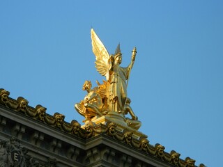 Fototapeta na wymiar golden statue