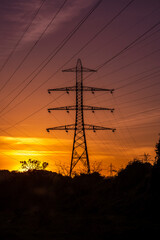 coucher de soleil sous haute tension
