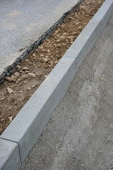 Strassenbau, Einbau von Randsteinen aus Beton