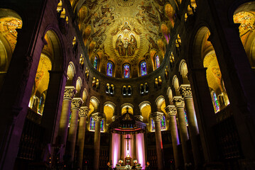 Obraz premium Sainte anne beaupré, Canada - April 14 2018: Interior of Basilica sainte anne beaupré in Quebec