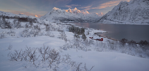 Hütte am Austnesfjorden, Higravtindan, Austvagoya, Lofoten, Nordland, Norwegen © Rainer Mirau