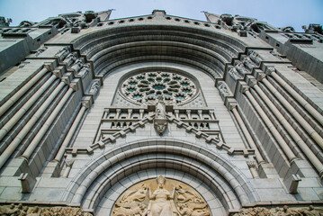 Fototapeta premium Facade of Basilica Sainte-Anne de Beaupré