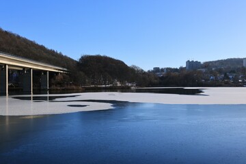 Fototapeta na wymiar Blick auf die Autobahnbrücke über den zugefrorenen Seilersee in Iserlohn im Sauerland 