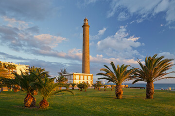Leuchtturm in Maspalomas, Palmen, Gran Canaria, Kanarische Inseln,  Spanien - obrazy, fototapety, plakaty
