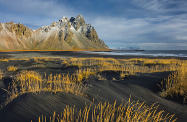 schwarzer Sand, Kambhorn, Stokksnes, Hornsvik, Ostisland, Island