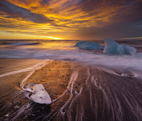 Eisbrocken am Strand bei der Gletscherlagune Jökulsárlon, Ostisland, Island