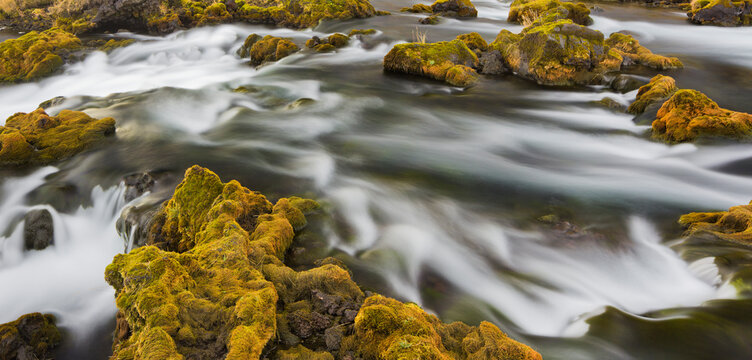 moosbedeckte Steine nahe Foss, Deverghamrar, S&uuml;disland, Island