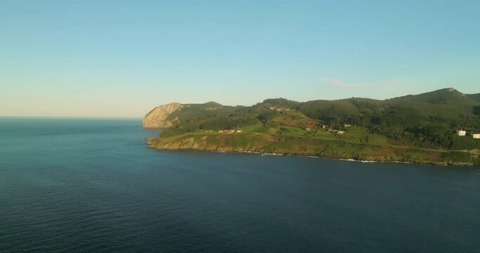 Volando sobre la ria de Mundaka hacia el cabo de Ogo&ntilde;o.