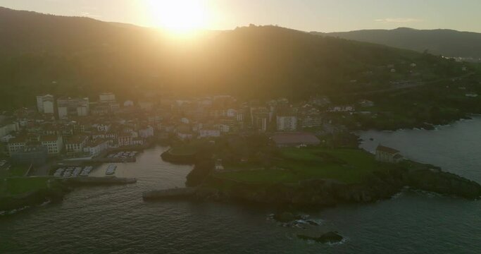 Mundaka a vista de dron al atardecer