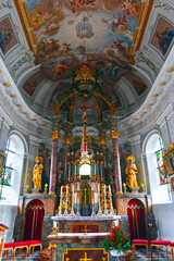 Fototapeta na wymiar Innenansicht der Pfarrkirche Grän in der Gemeinde Grän in Tirol (Österreich) 