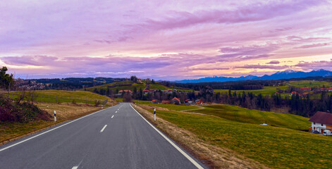 Die Bundesstraße 23 zwischen Bad Bayersoien und Rottenbuch in Bayern.