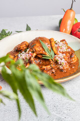 Anticucho de pollo y mariscos decorado con ajies