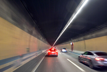 Der Gubristtunnel auf der A1 Richtung Zürich (Schweiz)