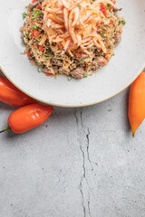 Arroz Chaufa en fondo de piedra con decoración de Ajies  Pimientos, 