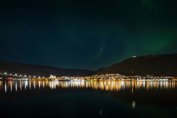 Storsteinen og ishavskatedralen i nordlys