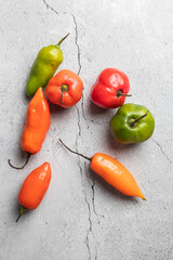 pimientos y ajies peruanos sobre base de piedra