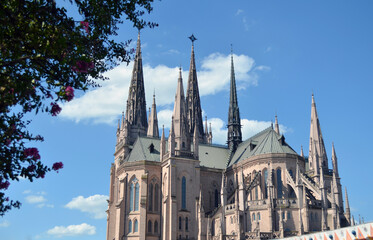 Imponentes torres de la Basílica de Nuestra Señora de Luján de estilo neogótico vistas desde...