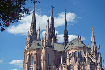 Imponentes torres de la Basílica de Nuestra Señora de Luján de estilo neogótico vistas desde...
