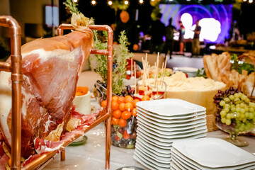 Pratos de legumes e carnes na mesa com decoração lindas.