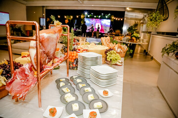 Pratos de legumes e carnes na mesa com decoração lindas.