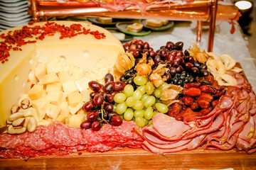 Linda mesa com frutas e queijo com fundo desfocado.