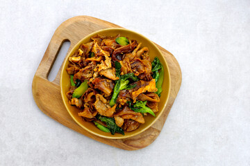 Stir-fried rice noodles with soy sauce and pork