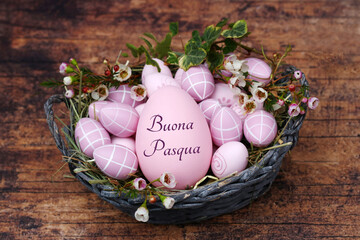 Biglietto d'auguri Buona Pasqua: Uovo di Pasqua etichettato con uova di Pasqua e fiori in un nido.