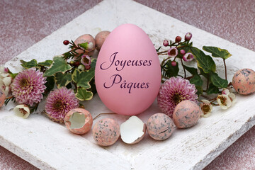 Carte de voeux Joyeuses Pâques : Œuf de Pâques étiqueté avec œufs de caille et fleurs.
