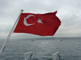 Drapeau turc sur un bateau dans le Bosphore