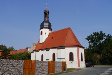 Fototapeta na wymiar Auenkirche im agra-Park in Markkleeberg