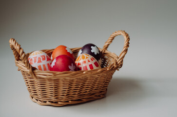 Panier de Pâques avec des œufs sur fond blanc - obrazy, fototapety, plakaty
