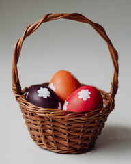 Osterkorb mit Eiern auf weißem Hintergrund