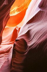 アンテロープキャニオンの谷間を下から見上げる