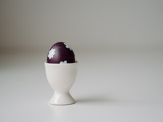 Jajko wielkanocne w kieliszku na jajka, pisanka wielkanocna, wielkanoc © Klaudia Baran