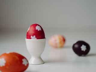 Jajko wielkanocne w kieliszku na jajka, pisanka wielkanocna, wielkanoc © Klaudia Baran
