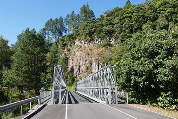 Fototapeta premium Brücke über den Fluss Rio Caldera bei Boquete in Panama